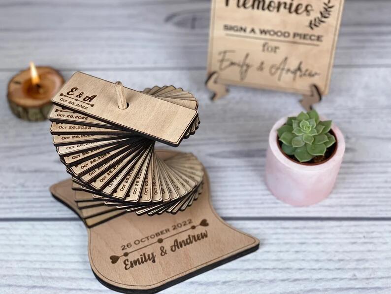 Gästebuch-Set für die Hochzeit – Stapelbare Holzbausteine mit Namen, Datum und Präsentationsständer