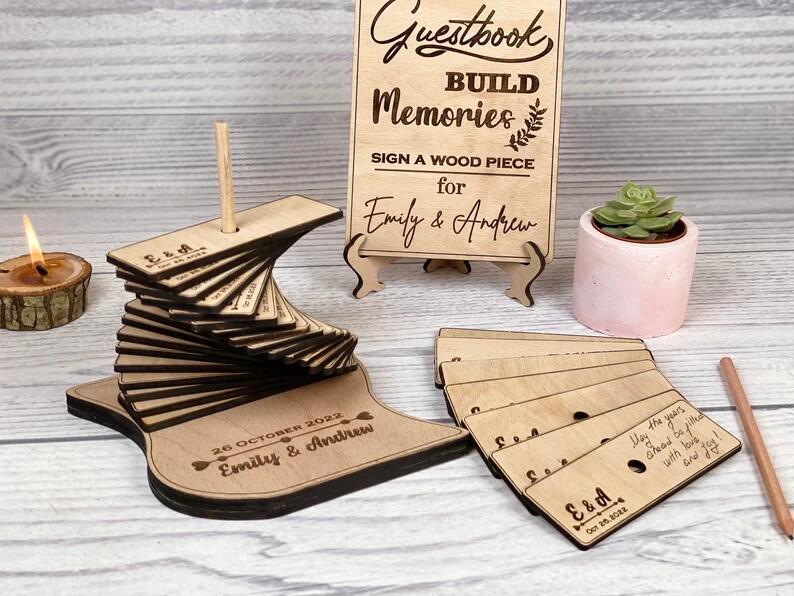 Gästebuch-Set für die Hochzeit – Stapelbare Holzbausteine mit Namen, Datum und Präsentationsständer