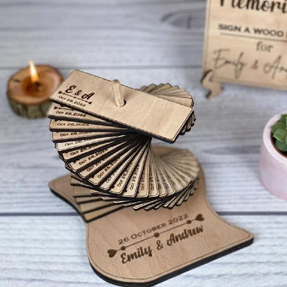 Gästebuch-Set für die Hochzeit – Stapelbare Holzbausteine mit Namen, Datum und Präsentationsständer